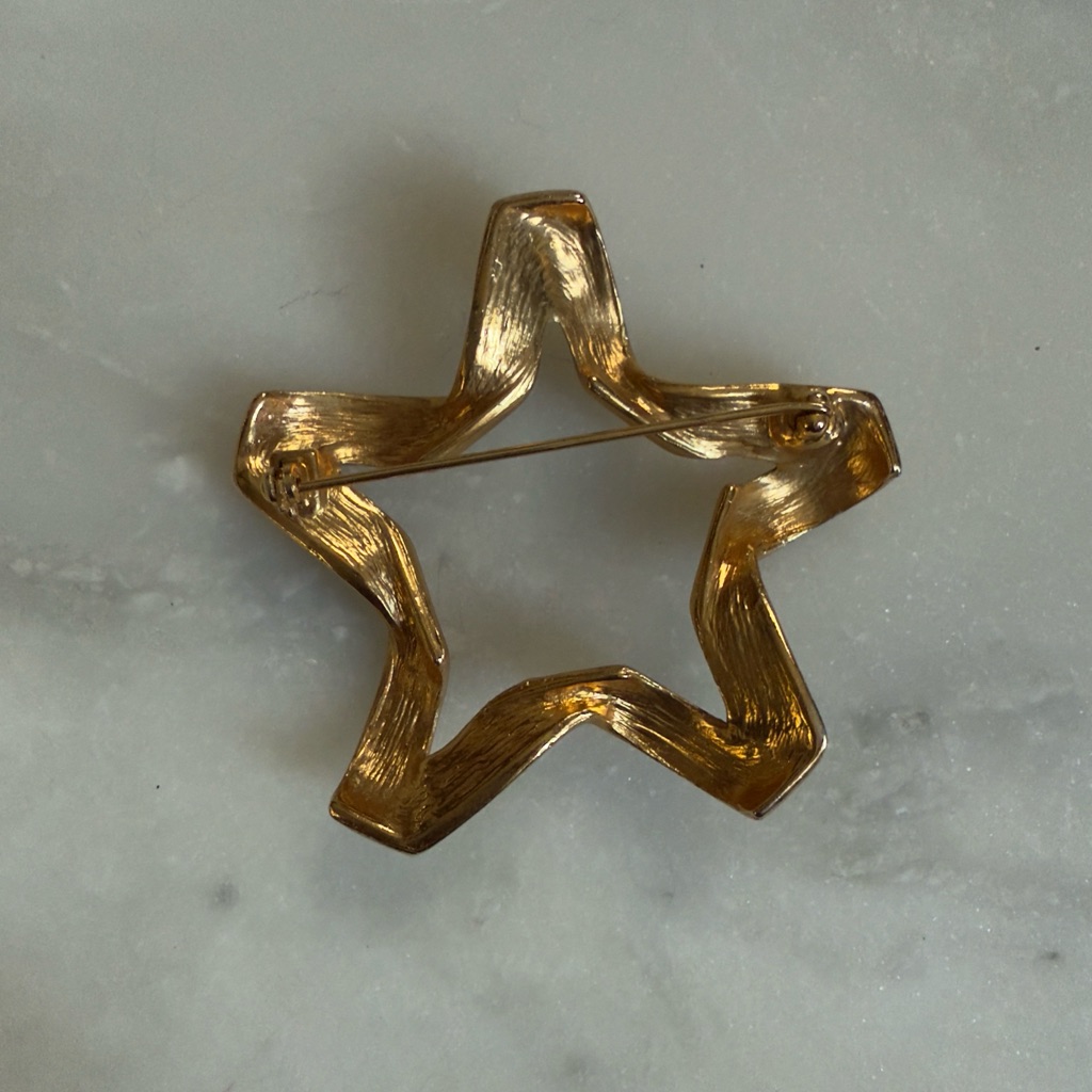 Star Ribbon Brooch Gold Tone Openwork Pin Jewelry Twist Celestial Vintage Gift